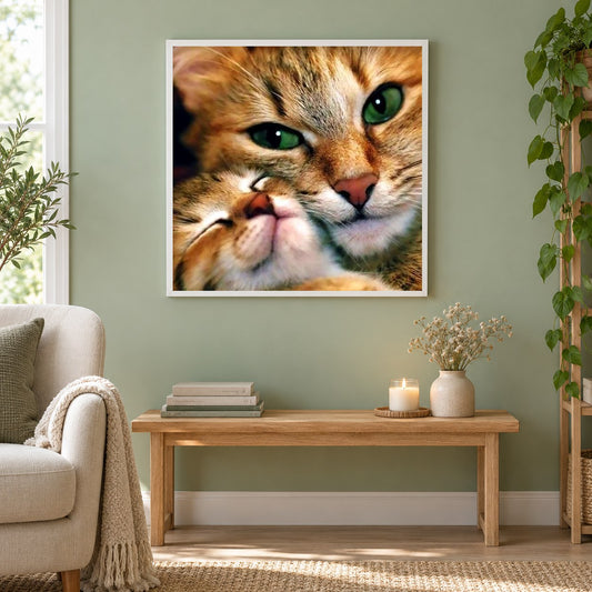 Mutter Katze & Baby Katze als gerahmtes Diamond Painting im Wohnzimmer