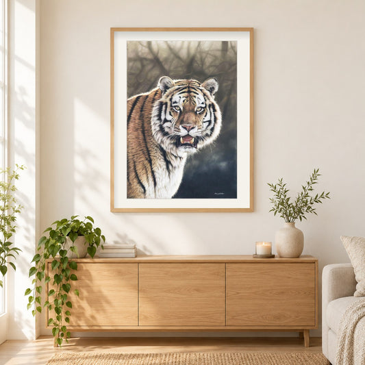 Amur-Tiger in der Abenddämmerung - Kunst des Eric Wilson als gerahmtes Diamond Painting im Wohnzimmer