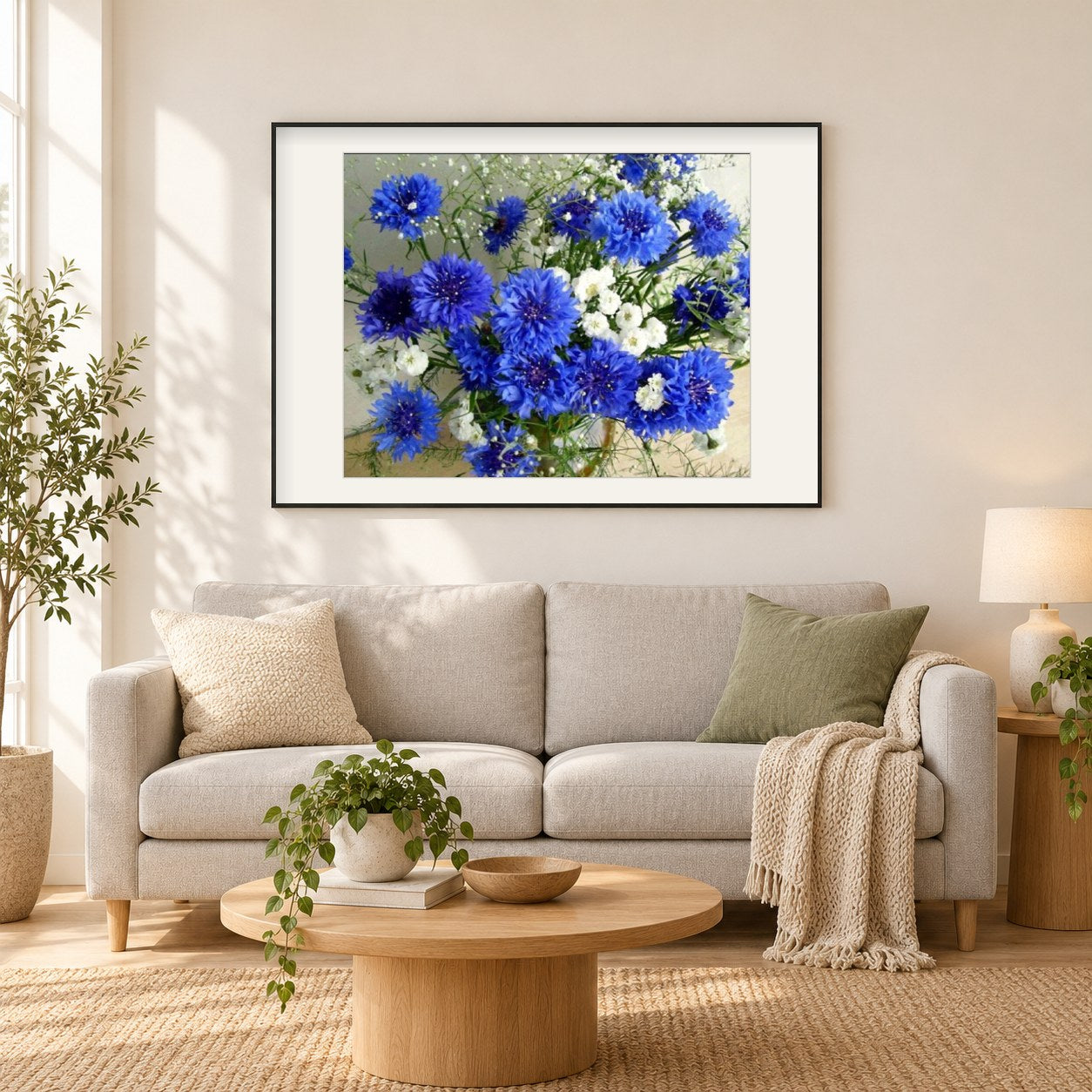 Blaue Blumen als gerahmtes Diamond Painting im Wohnzimmer