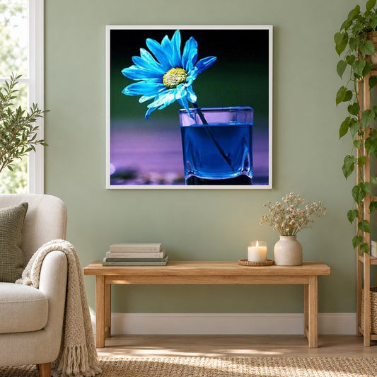 Blaues Gänseblümchen im Glas als gerahmtes Diamond Painting im Wohnzimmer
