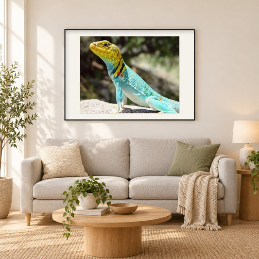 Bunte Eidechse als gerahmtes Diamond Painting im Wohnzimmer