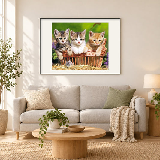 Drei süße Kätzchen als gerahmtes Diamond Painting im Wohnzimmer