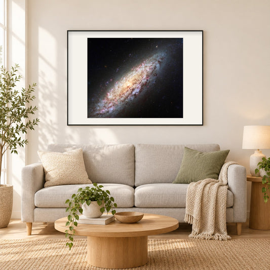 Einsame Galaxie im Weltraum verloren als gerahmtes Diamond Painting im Wohnzimmer