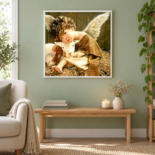 Engelsbaby mit Lamm als gerahmtes Diamond Painting im Wohnzimmer