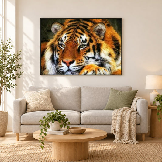 Entzückender Tiger als gerahmtes Diamond Painting im Wohnzimmer
