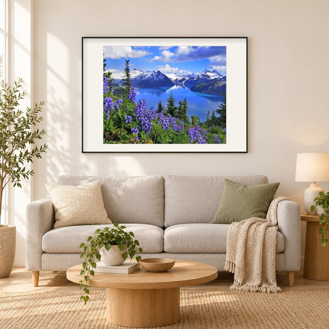 Erstaunliche Aussicht auf die Berge und blaue Blumen als gerahmtes Diamond Painting im Wohnzimmer