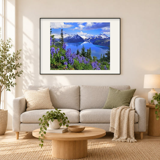 Erstaunliche Aussicht auf die Berge und blaue Blumen als gerahmtes Diamond Painting im Wohnzimmer
