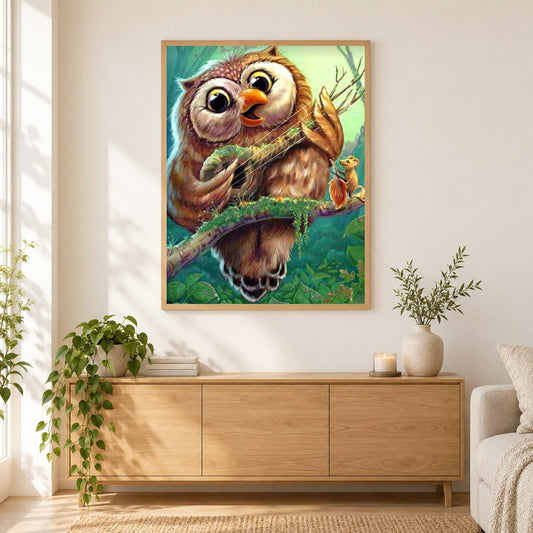 Eule spielt Gitarre als gerahmtes Diamond Painting im Wohnzimmer