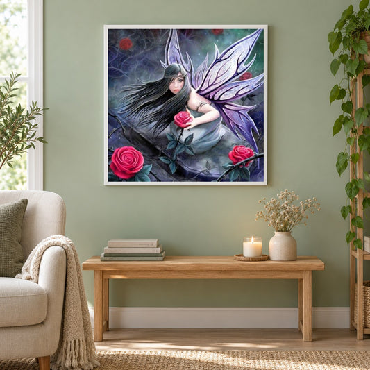 Fee, die Rosen aufhebt als gerahmtes Diamond Painting im Wohnzimmer