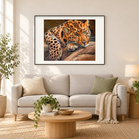 Grünäugiger Gepard als gerahmtes Diamond Painting im Wohnzimmer