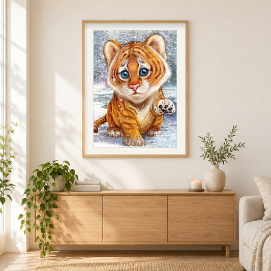 Karikatur Baby Tiger als gerahmtes Diamond Painting im Wohnzimmer