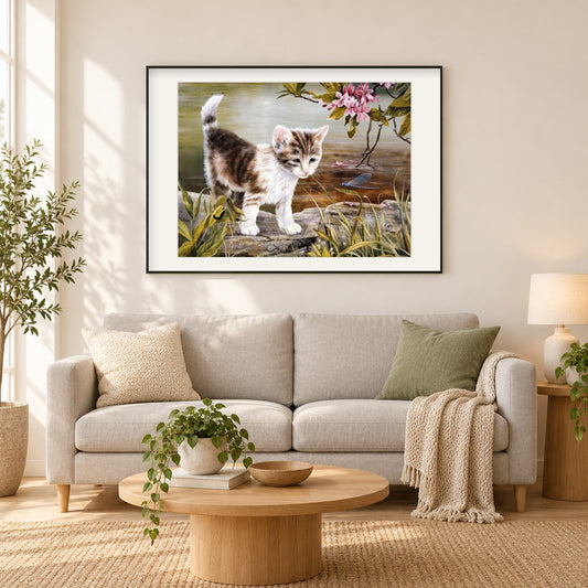 Katze & Libelle als gerahmtes Diamond Painting im Wohnzimmer