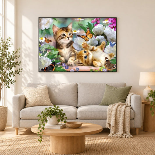 Katzen & Schmetterlinge als gerahmtes Diamond Painting im Wohnzimmer