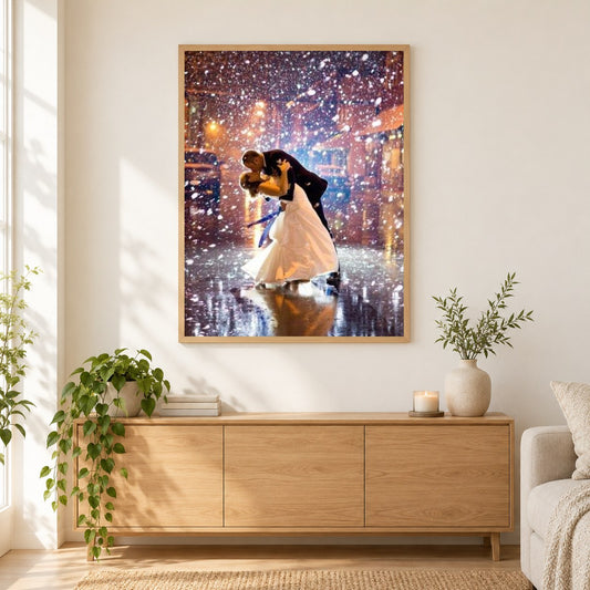 Liebespaar, das auf der Straße küsst als gerahmtes Diamond Painting im Wohnzimmer