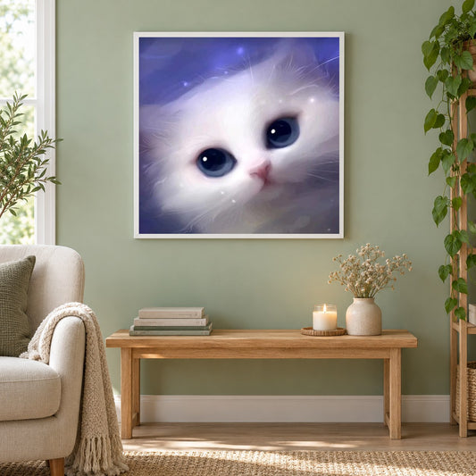 Nette weiße Katze mit blauen Augen als gerahmtes Diamond Painting im Wohnzimmer