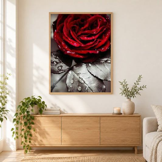 Rote Rose als gerahmtes Diamond Painting im Wohnzimmer