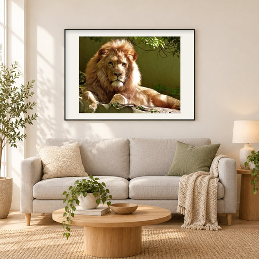 Ruhiger Löwe als gerahmtes Diamond Painting im Wohnzimmer