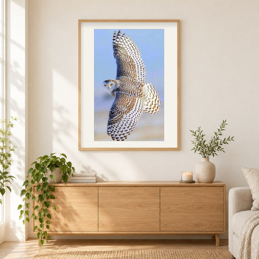 Schöne fliegende Schneeeule als gerahmtes Diamond Painting im Wohnzimmer