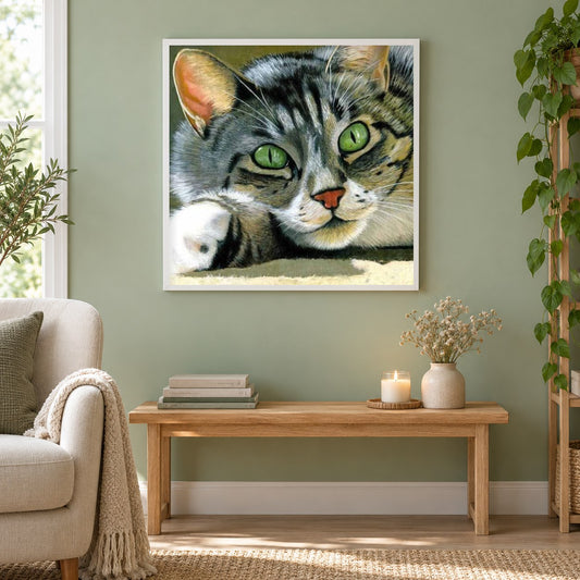 Schöne Katze mit grünen Augen als gerahmtes Diamond Painting im Wohnzimmer