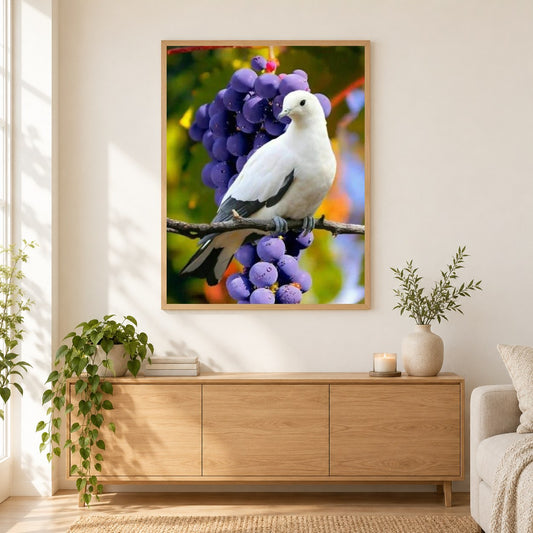 Schöne Taube & Weintraube als gerahmtes Diamond Painting im Wohnzimmer