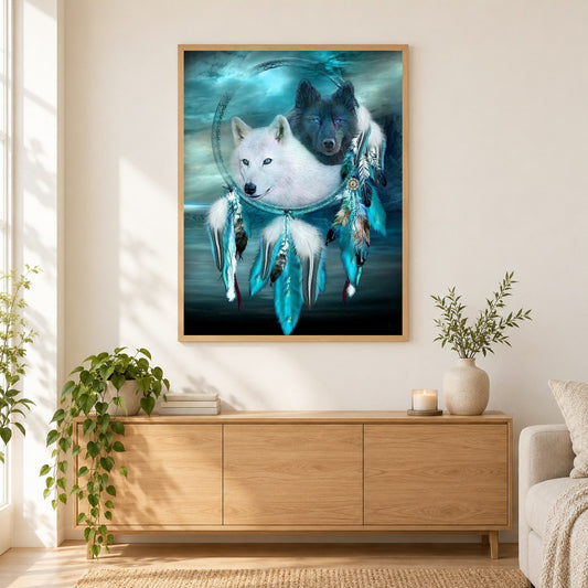 Schwarz Weiss-Wolf Traumfänger als gerahmtes Diamond Painting im Wohnzimmer