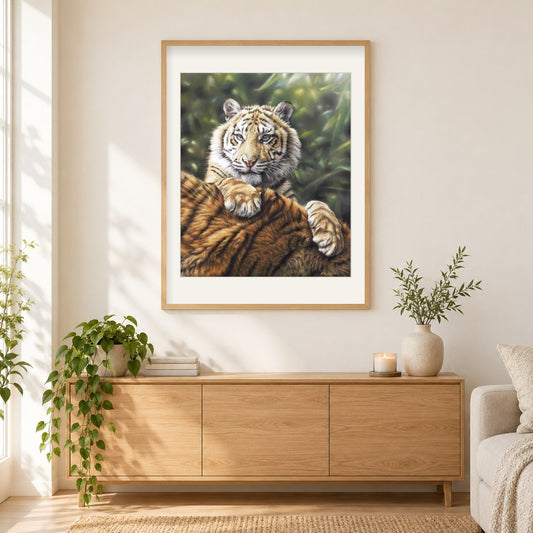 Sumatra-Tigerjunges und Mutter - Kunst des Eric Wilson als gerahmtes Diamond Painting im Wohnzimmer
