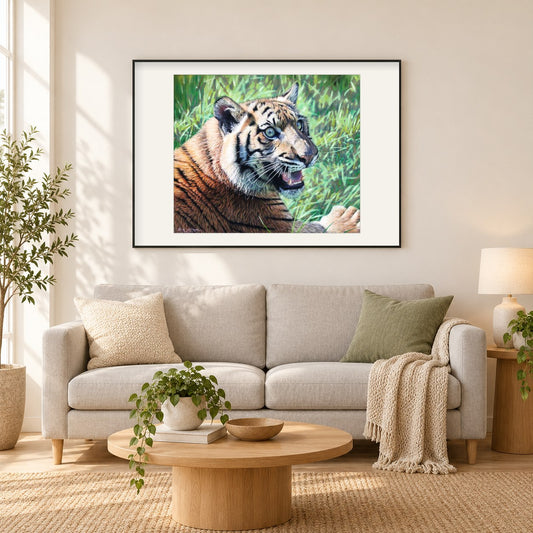 Sumatra-Tigerjunges -  Kunst des Eric Wilson als gerahmtes Diamond Painting im Wohnzimmer