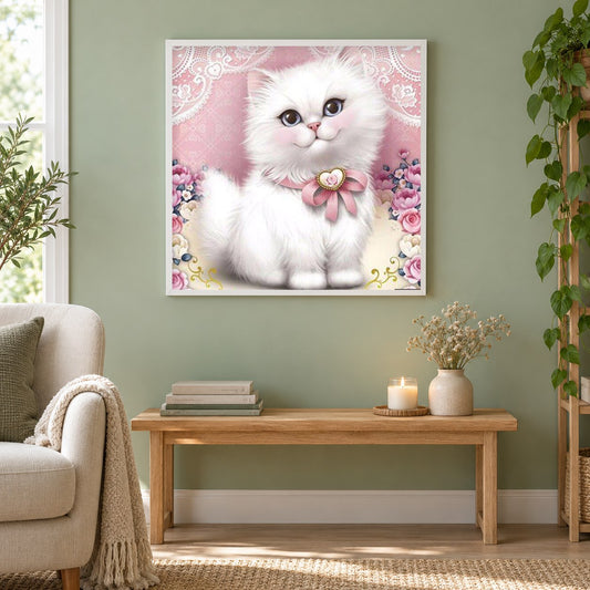 Süße Weiß Kitty als gerahmtes Diamond Painting im Wohnzimmer