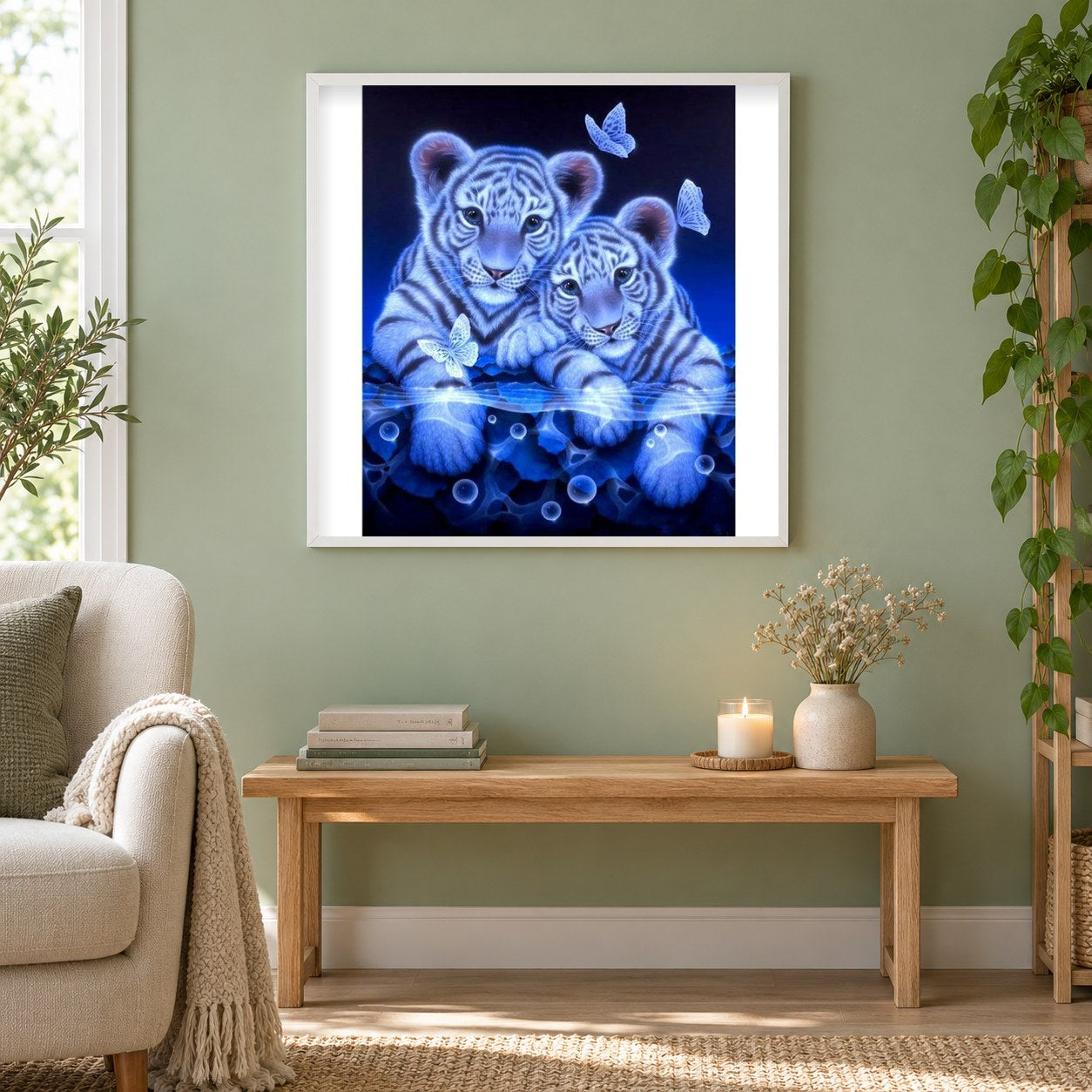 Süße weiße Tigerbabys als gerahmtes Diamond Painting im Wohnzimmer