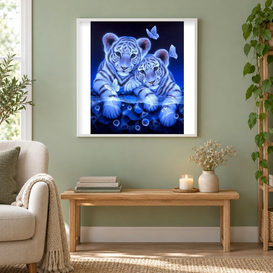 Süße weiße Tigerbabys als gerahmtes Diamond Painting im Wohnzimmer