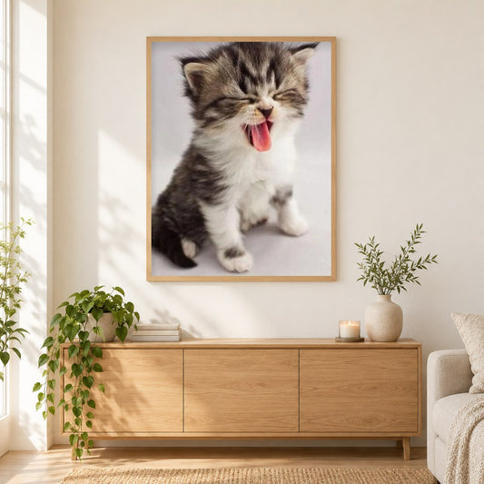 Süßes Kätzchen Gähnen als gerahmtes Diamond Painting im Wohnzimmer