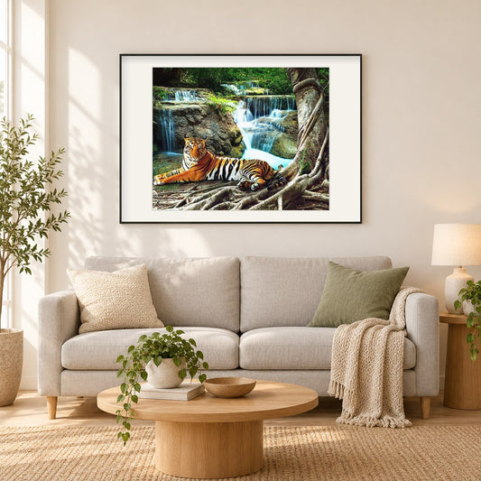 Tiger ruhtn am Wasserfall als gerahmtes Diamond Painting im Wohnzimmer