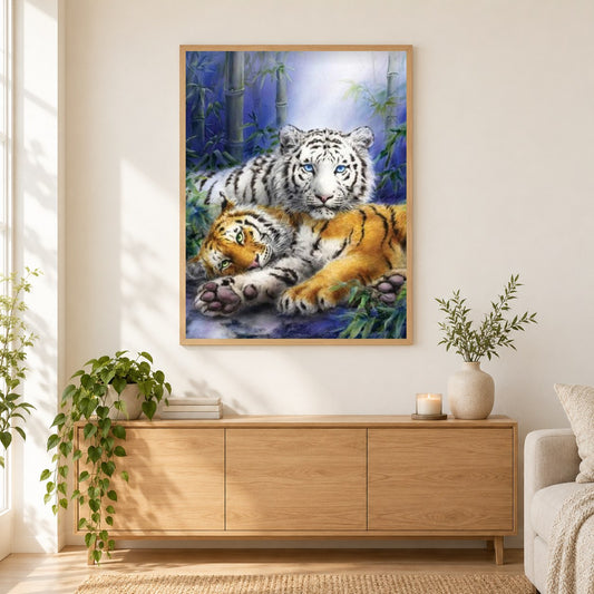 Weiße & braune Tiggern als gerahmtes Diamond Painting im Wohnzimmer