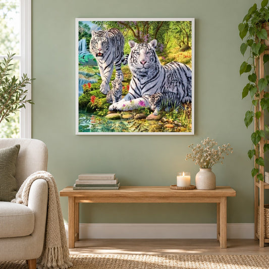 Weiße Tiger und  Jungen als gerahmtes Diamond Painting im Wohnzimmer
