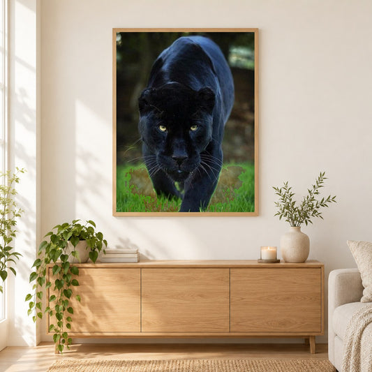 Wilder Panther, der auf Gras geht als gerahmtes Diamond Painting im Wohnzimmer