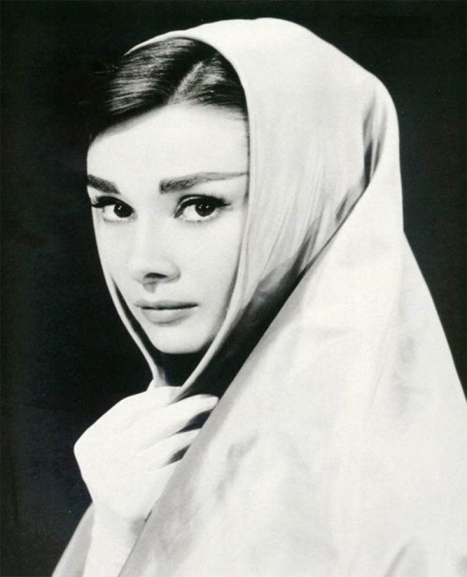 Audrey Hepburn - Ein ikonisches Porträt - Diamond Painting
