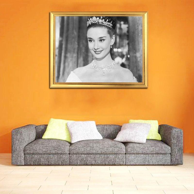 Audrey Hepburn trägt das Kronenporträt - Diamond Painting