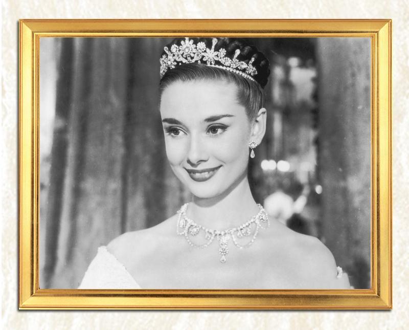 Audrey Hepburn trägt das Kronenporträt - Diamond Painting