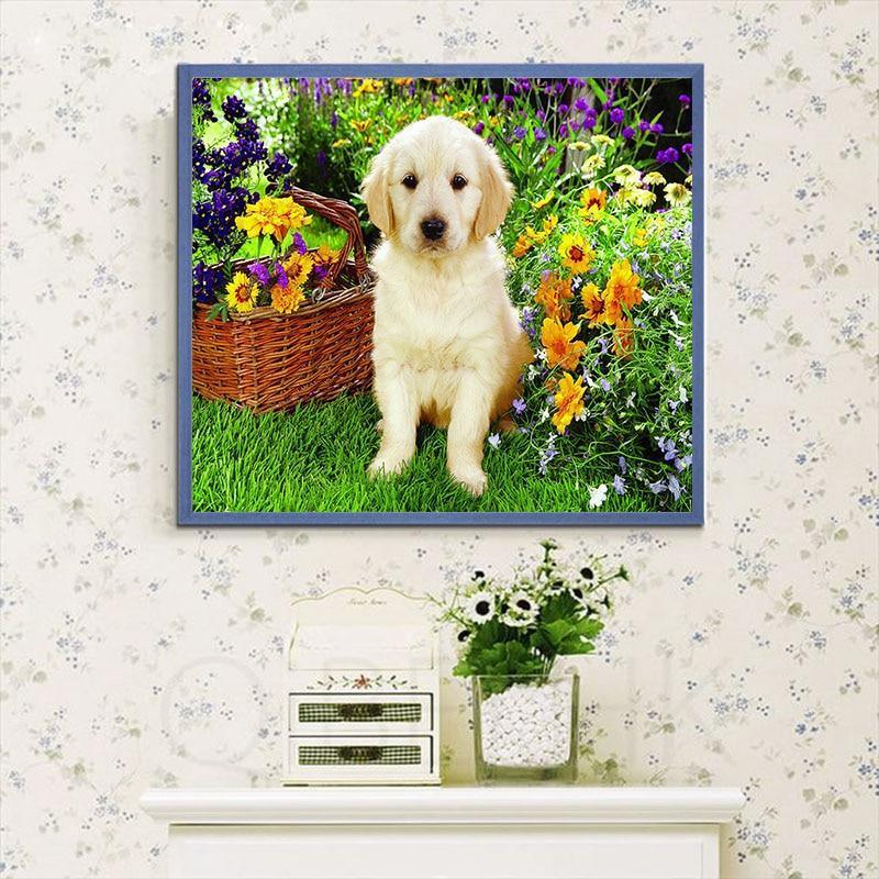 Weißer Hund sitzt in Blumen - Diamond Painting